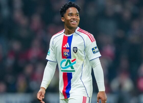 Endrick encontra torcida do Lyon após estrear com vitória em clássico - destaque galeria