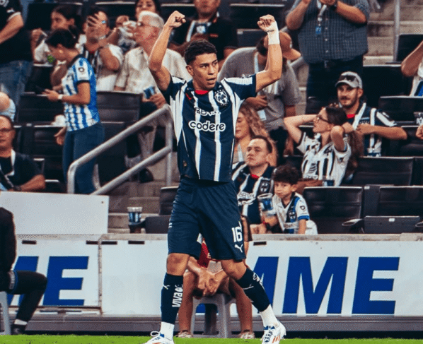 Johan Rojas com a camisa do Monterrey