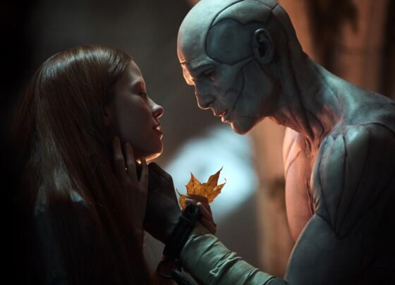 foto com cor. mia goth em frankenstein - metrópoles