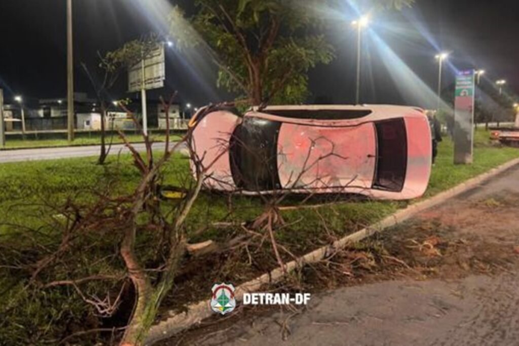 Carro branco capotado - Metrópoles