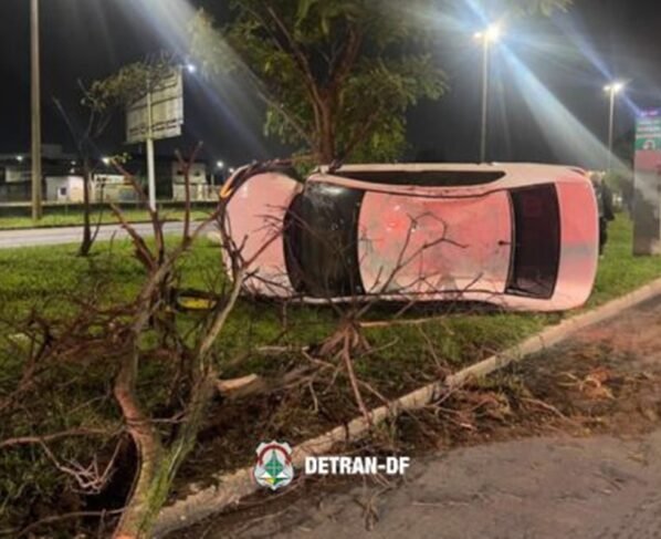 Carro branco capotado - Metrópoles