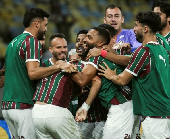 Jogadores do Fluminense comemorando gol diante do Flamengo
