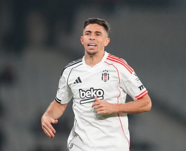 Gabriel Paulista com a camisa do Besiktas