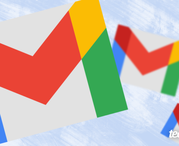 Arte mostra três logotipos do Gmail, parecendo envelopes estilizados, flutuando em um fundo branco que se mistura a um azul claro. O logo maior, em primeiro plano, tem suas abas em vermelho, azul, verde e amarelo. No canto inferior direito, a marca d'água "tecnoblog" é visível.