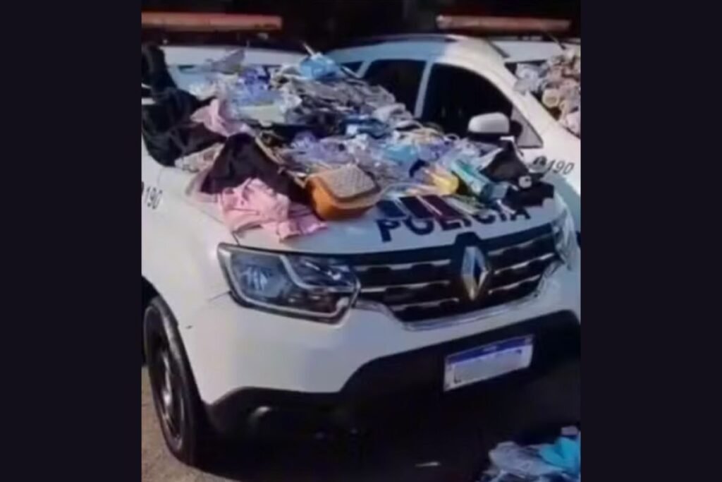 Carro com roupas no capô após furto em shopping - Metrópoles