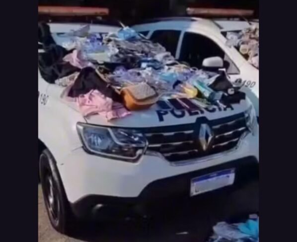 Carro com roupas no capô após furto em shopping - Metrópoles