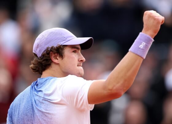 Foto colorida de João Fonseca, tenista brasileiro em Roland Garros - Metrópoles
