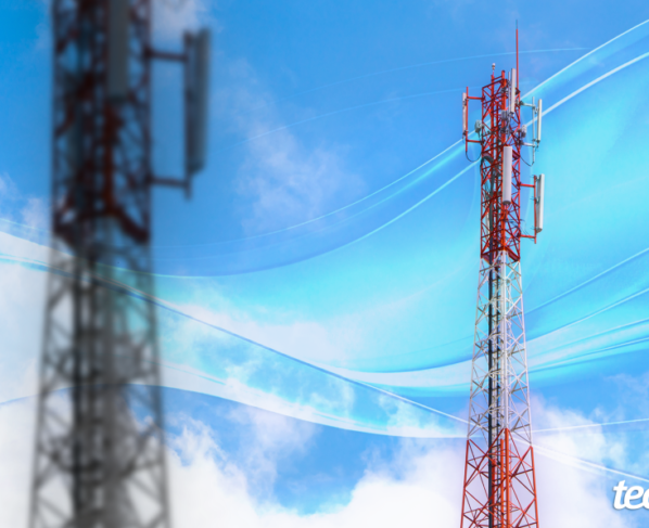 Imagem mostra duas torres de telefonia. Na parte inferior direita, o logotipo do "tecnoblog" é visível.