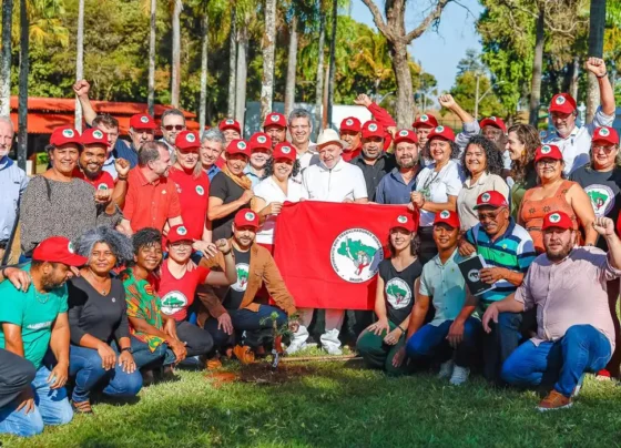 Lula se encontra com membros do MST em Brasília