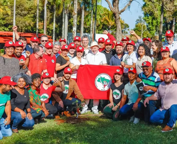 Lula se encontra com membros do MST em Brasília