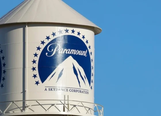 Foto da caixa d'agua com o logo da Paramount