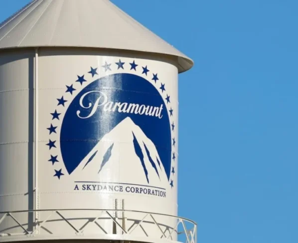 Foto da caixa d'agua com o logo da Paramount