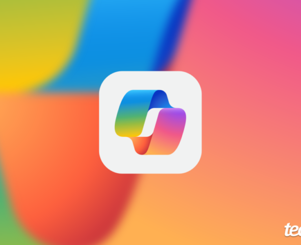 O logo do Microsoft Copilot, composto por quatro formas que se conectam, cada uma em uma cor vibrante (azul, ciano, amarelo e roxo), em um fundo de gradiente suave com as mesmas cores do logo. O logo está centralizado em um quadrado branco com bordas arredondadas. No canto inferior direito, a marca d'água "tecnoblog" é visível.