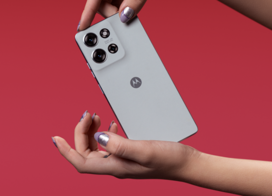 Smartphone Motorola Moto G75 cinza com duas mãos o segurando