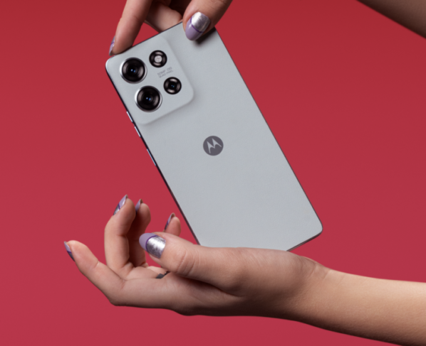 Smartphone Motorola Moto G75 cinza com duas mãos o segurando