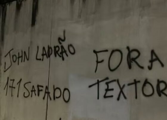 Imagem colorida de sede do Botafogo pichada- Metópoles