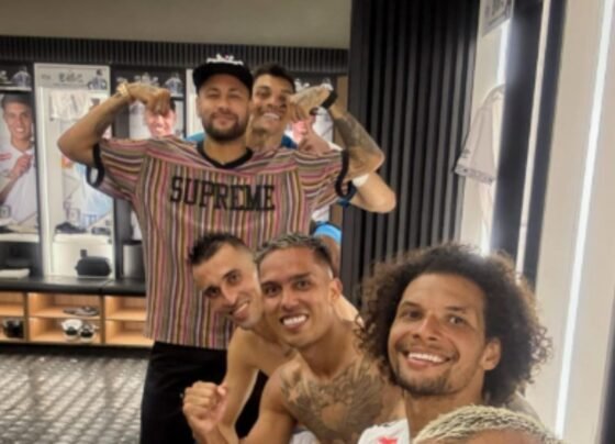 Imagem colorida mostra Neymar imitando o gesto do amigo Gabigol