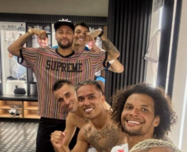 Imagem colorida mostra Neymar imitando o gesto do amigo Gabigol