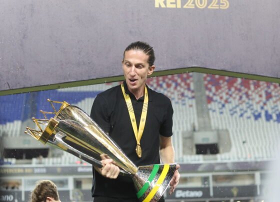 Filipe Luís com a taça da Supercopa do Brasil em 2025