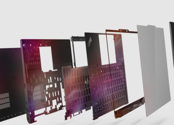 Imagem mostra um notebook Lenovo Thinkpad desmontado em módulos