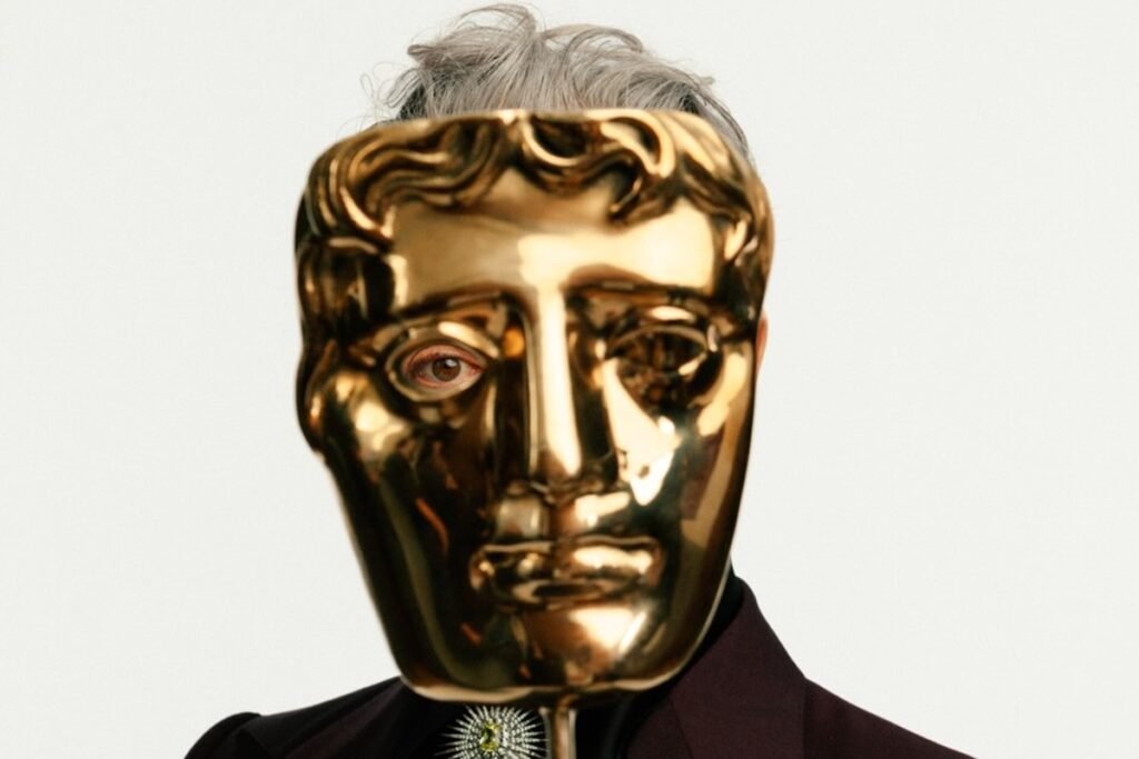 Alan Cumming com um prêmio Bafta nas mãos