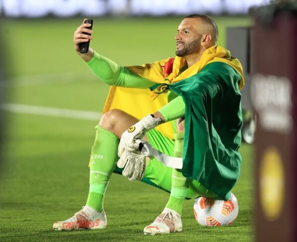 Goleiro Weverton comemorando título de Libertadores pelo Palmeiras - Metrópoles