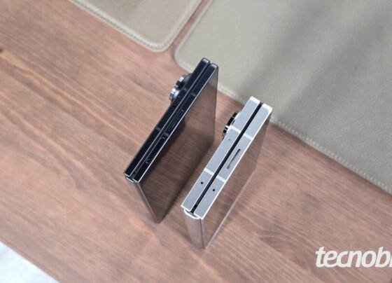 Dois smartphones dobráveis fechados, lado a lado sobre uma mesa, vistos pelo topo