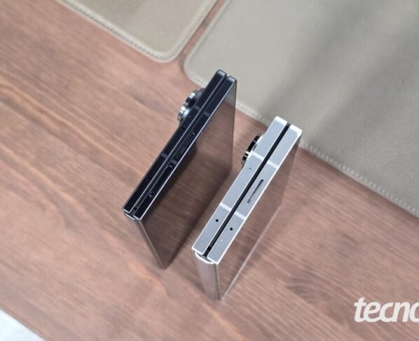 Dois smartphones dobráveis fechados, lado a lado sobre uma mesa, vistos pelo topo