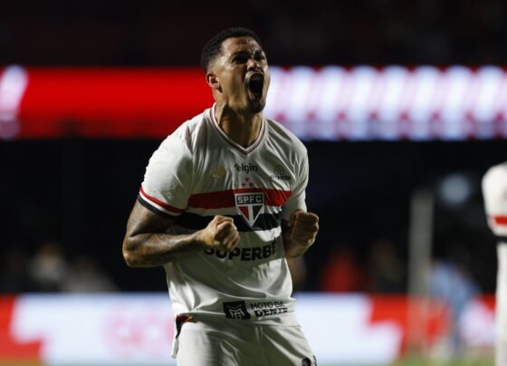 Luciano comemorando gol pelo São Paulo