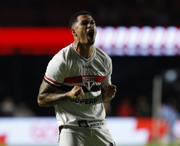 Luciano comemorando gol pelo São Paulo