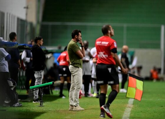 Alberto Valentim e Jorge Sampaoli (no fundo) discutiram durante clássico mineiro