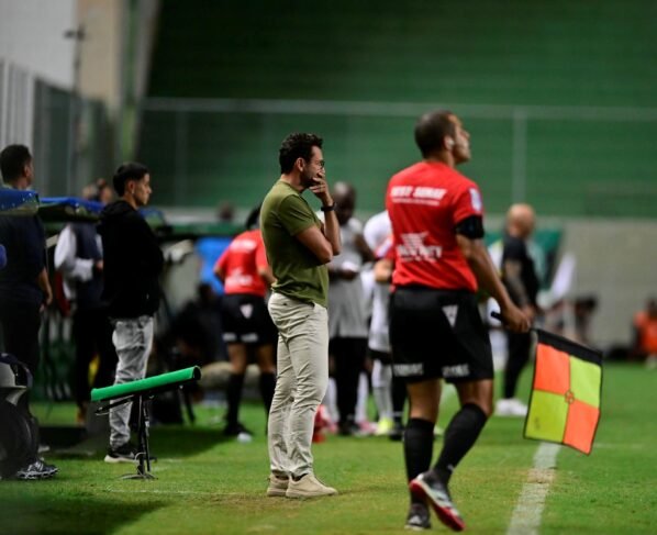 Alberto Valentim e Jorge Sampaoli (no fundo) discutiram durante clássico mineiro