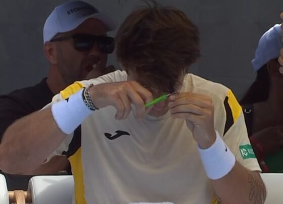 Tenista-corta-cabelo