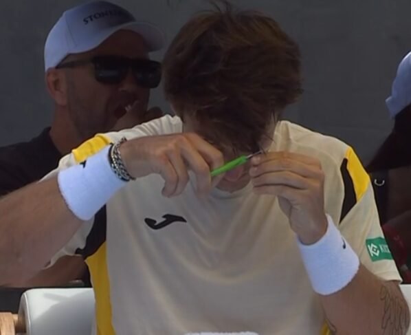 Tenista-corta-cabelo