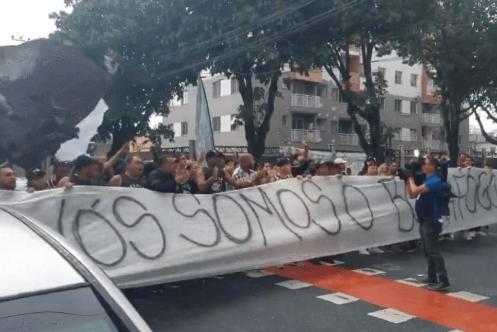 Torcida do Botafogo protestando