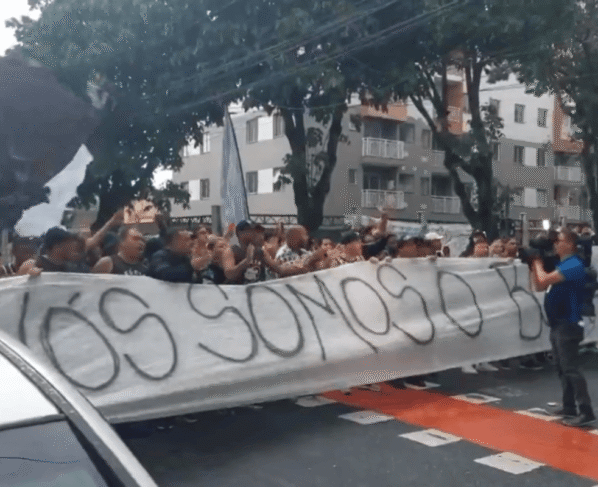 Torcida do Botafogo protestando