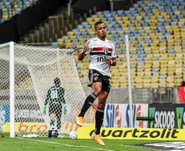 Torcedores ironizam chegada de Brenner no Rio para assinar com o Vasco - destaque galeria