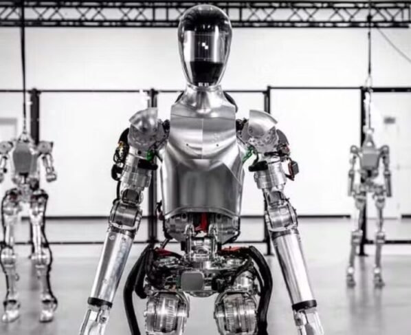 Imagem em tons de cinza ou preto e branco de um robô humanoide prateado, com partes da estrutura interna à mostra, como fiação e mecanismos