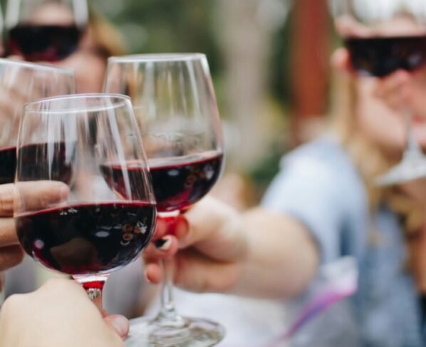 Imagem ilustrativa que mostra várias taças de vinho em alusão ao Wine 10.0