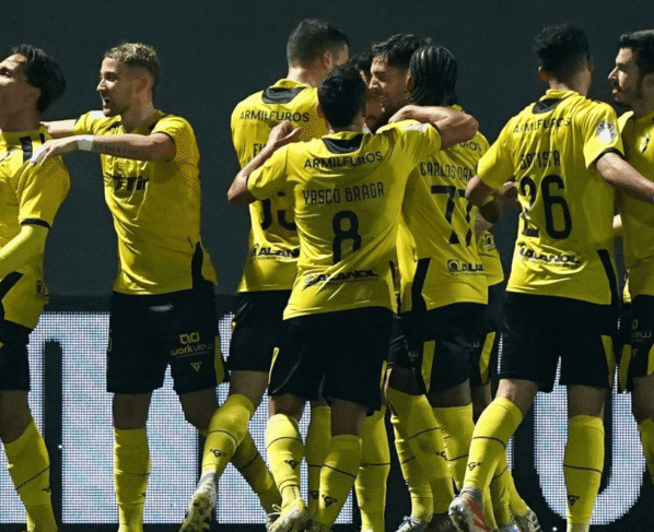 Jogadores do AD Fafe comemorando