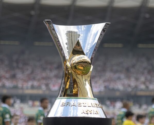 Foto colorida da taça do Brasileirão - Metrópoles