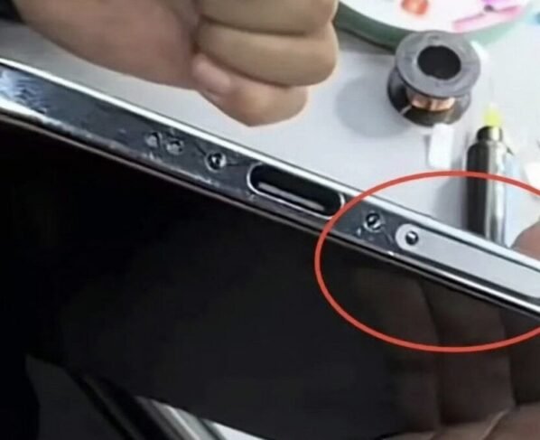 Imagem mostra um iPhone Air modificado, com uma entrada pra chip físico
