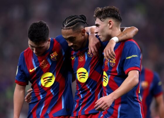 Raphinha e demais jogadores do Barcelona comemorando gol na Supercopa