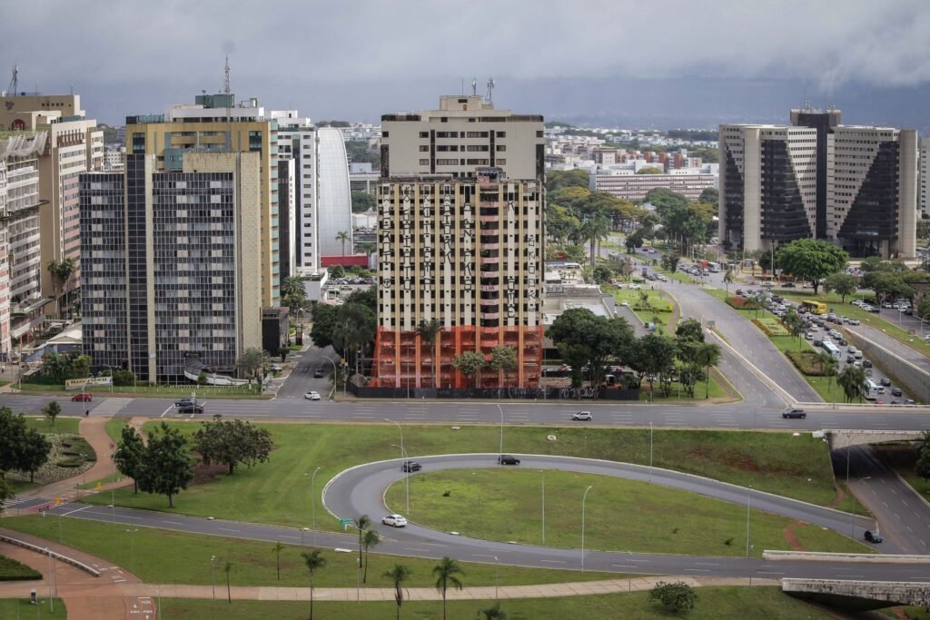 Preparativos para a demolição do prédio do Hotel Torre Palace Metrópoles