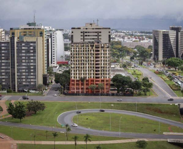 Preparativos para a demolição do prédio do Hotel Torre Palace Metrópoles