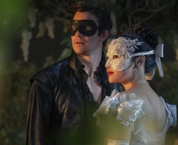 Benedict e Sophie, de Bridgerton, estão mascarados e olham para a mesma direção