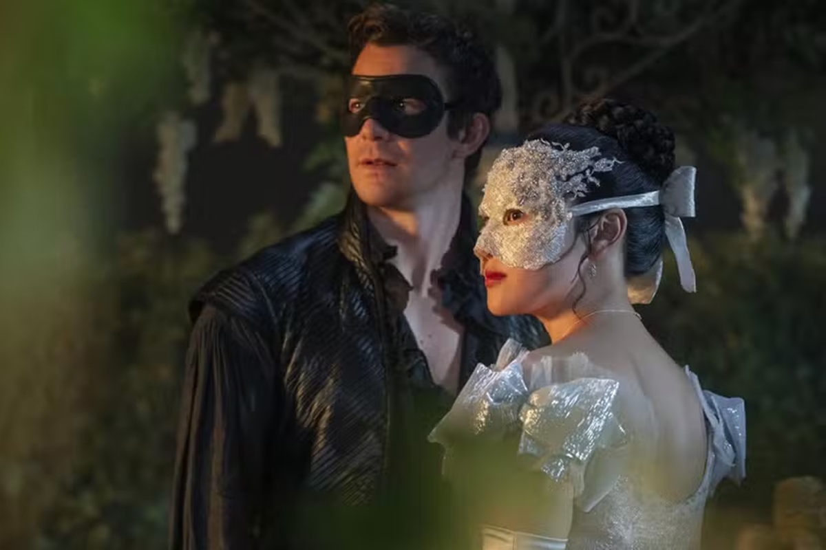 Benedict e Sophie, de Bridgerton, estão mascarados e olham para a mesma direção