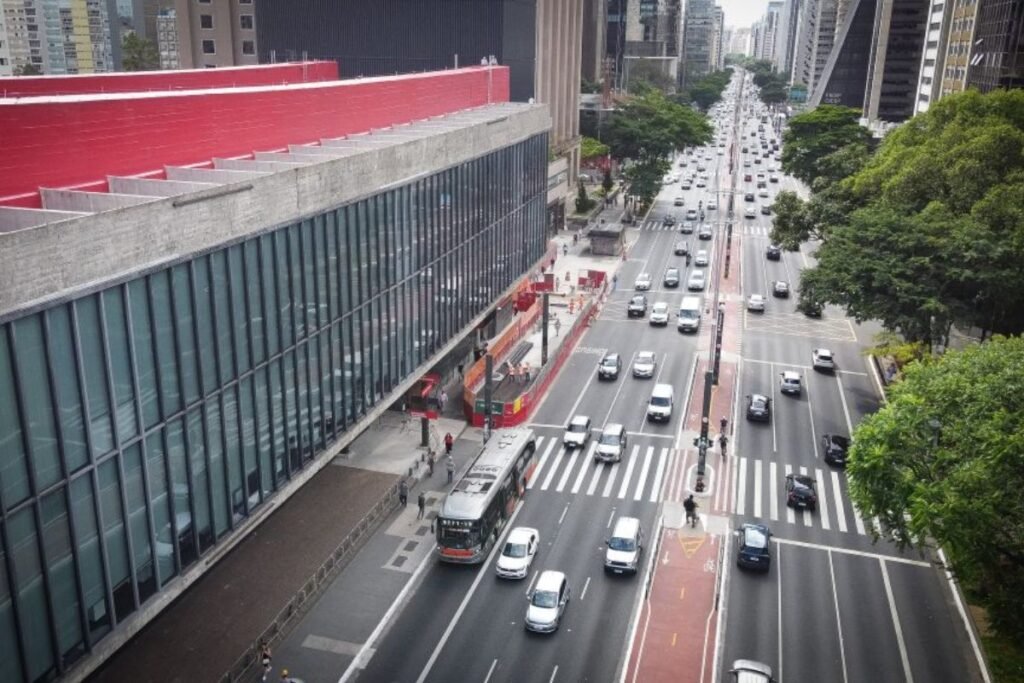 Imagem colorida mostra a Avenida Paulista em dia nublado, sem sol, em São Paulo - Metrópoles