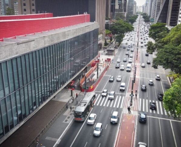 Imagem colorida mostra a Avenida Paulista em dia nublado, sem sol, em São Paulo - Metrópoles