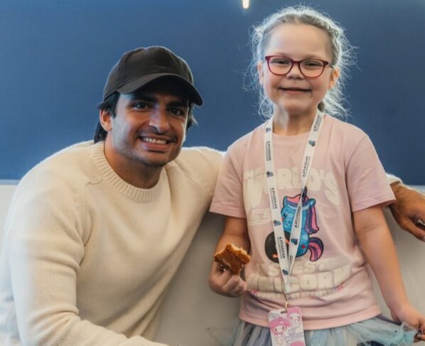F1: Carlos Sainz encontra fã mirim que virou amuleto em 2025 - destaque galeria